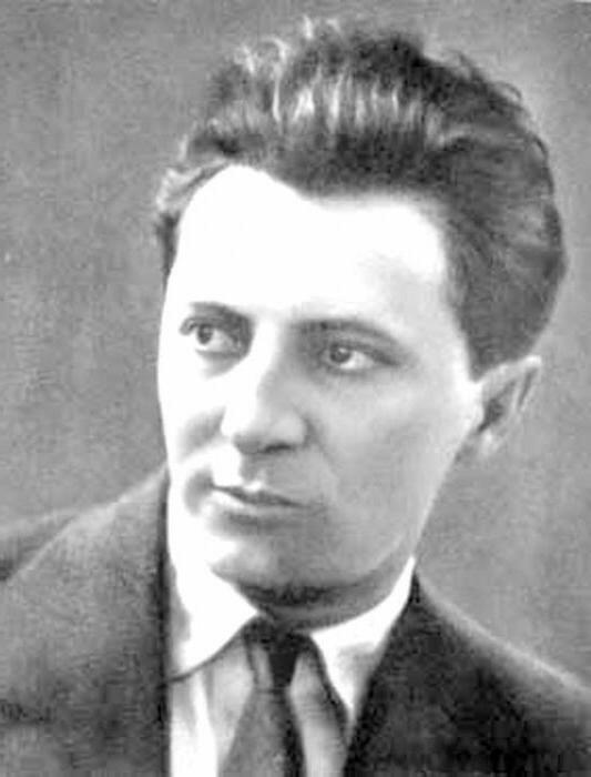 Александр Жаров