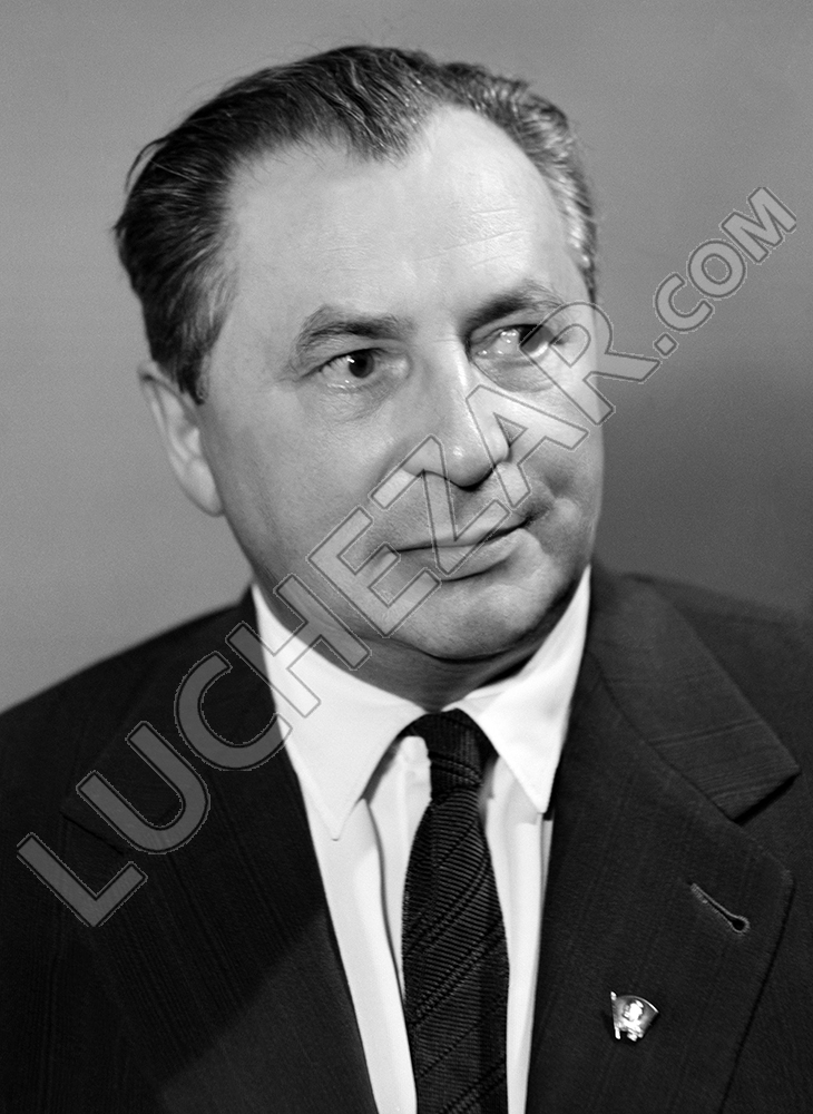 Александр Жаров